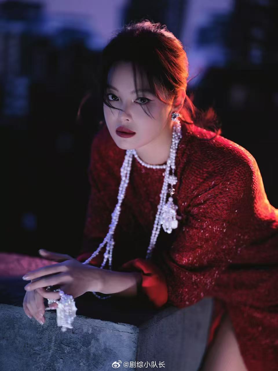 辛芷蕾 李李回来了 姐姐这身造型太绝了！红裙配珍珠，妥妥的李李风范，辛芷蕾的时尚