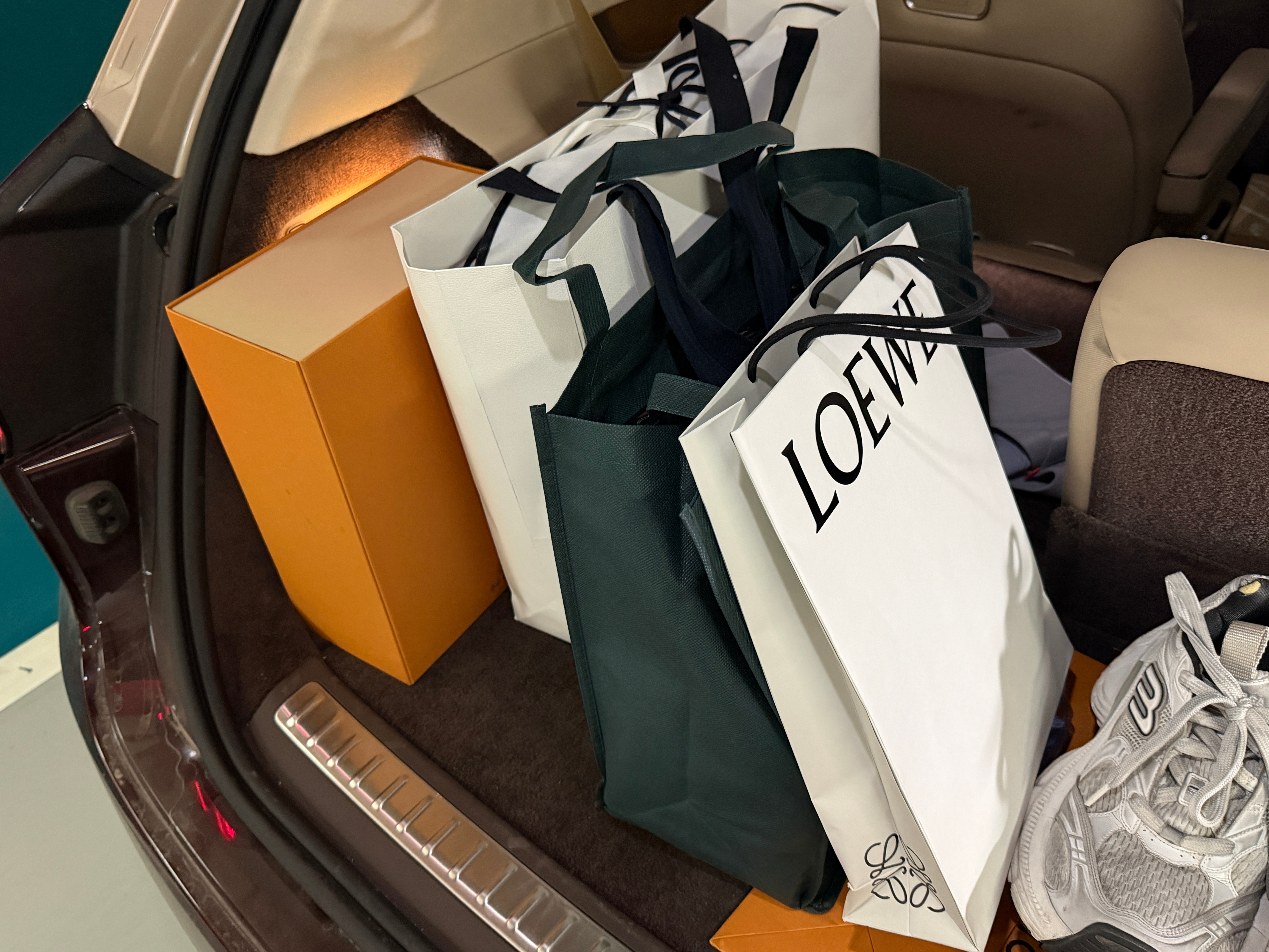 今日购物收获满满，下周去广州车展拍美女！