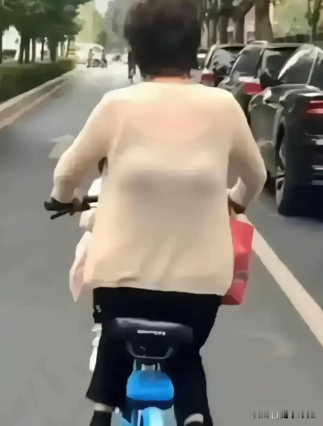 你笑了吗？
我是笑了，这位夫人也太大意了，着急上班，穿反了也不知道，看这形状款式