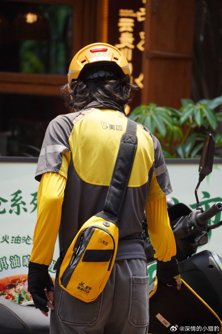 日式卷毛造型小哥把 MT 家工服穿成了潮服 