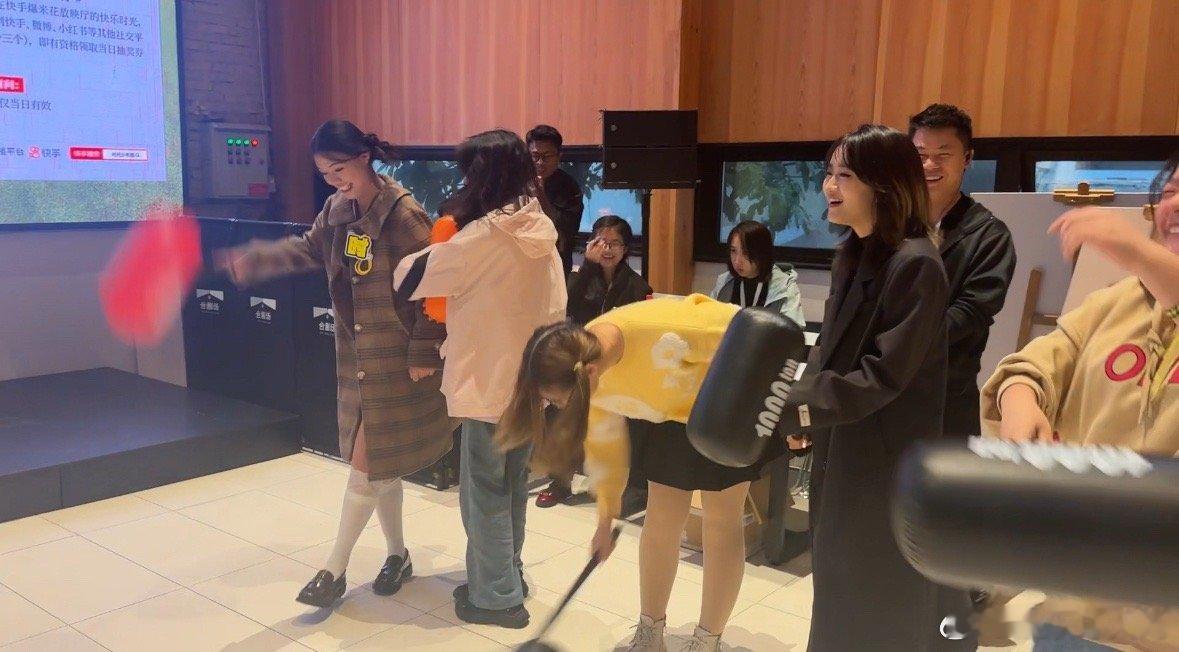 时代少年团粉丝重庆赴约  粉丝们带着热情为五周年赴重庆，线下活动中看直播、玩游戏