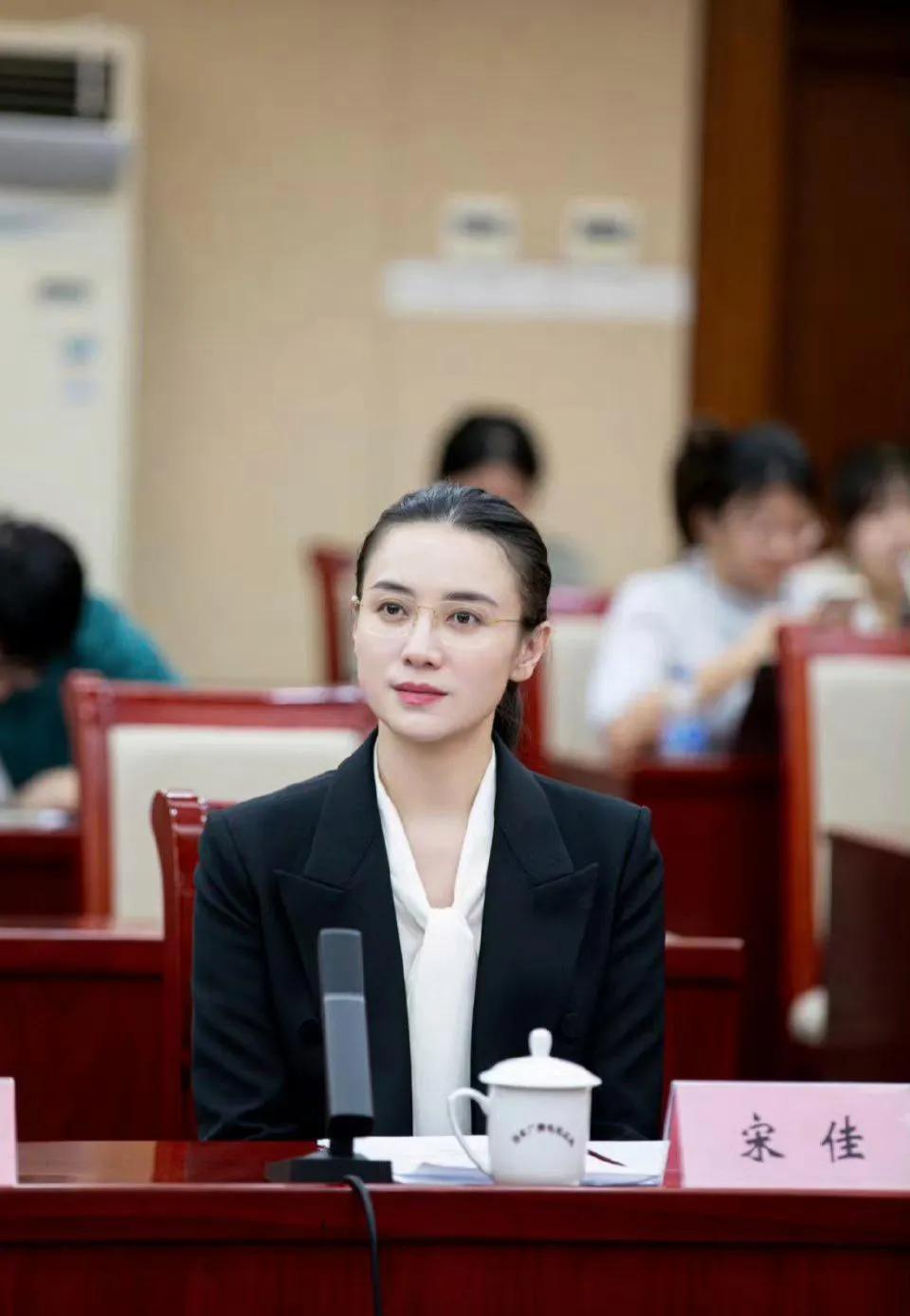 宋佳这身穿着打扮，优雅精致，极具知性美啊！那股迷人的气质呼之欲出了！宋佳在《山花