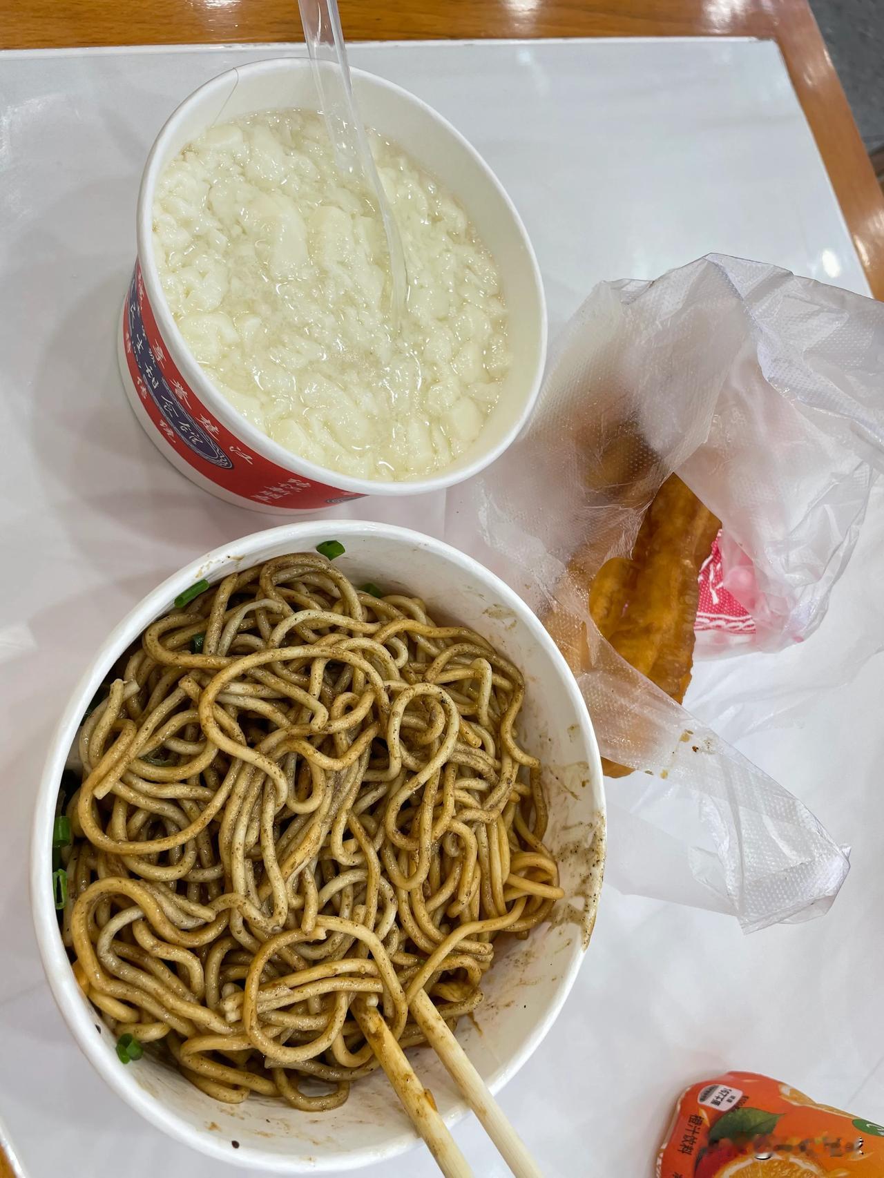 周末过早标配：热干面+豆腐脑+油条！

#武汉过早##一说美食#