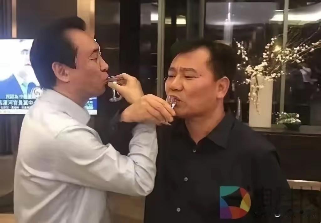 2017年苏宁张近东与恒大负责人喝交杯酒，这一杯酒下去，张近东直接投资恒大地产2
