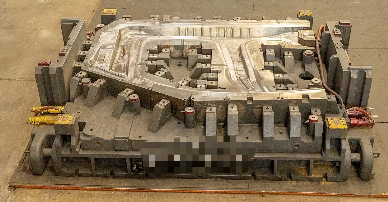 一个热成钢模具。 