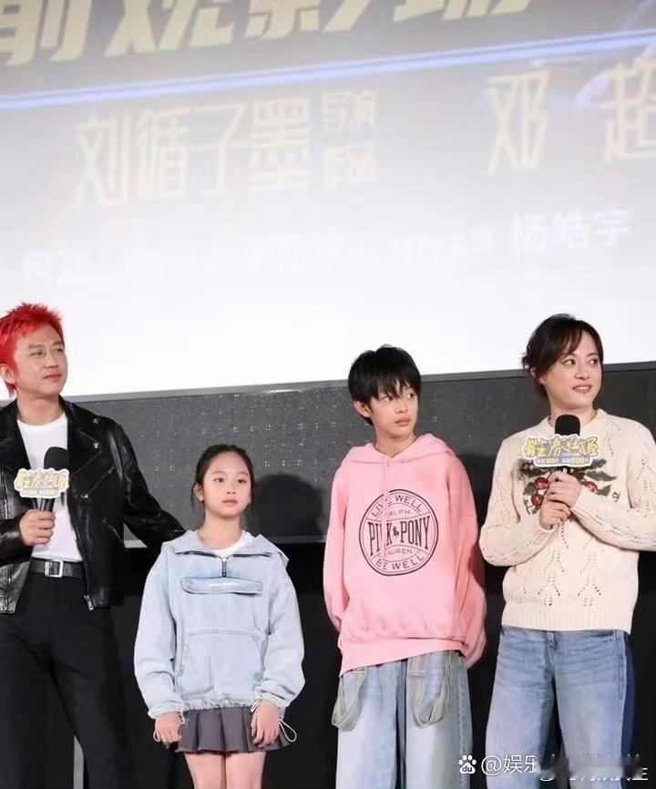 邓超孙俪一家四口久违同框，13岁等等身高跟妈妈一样高了，10岁小花越长越漂亮。 