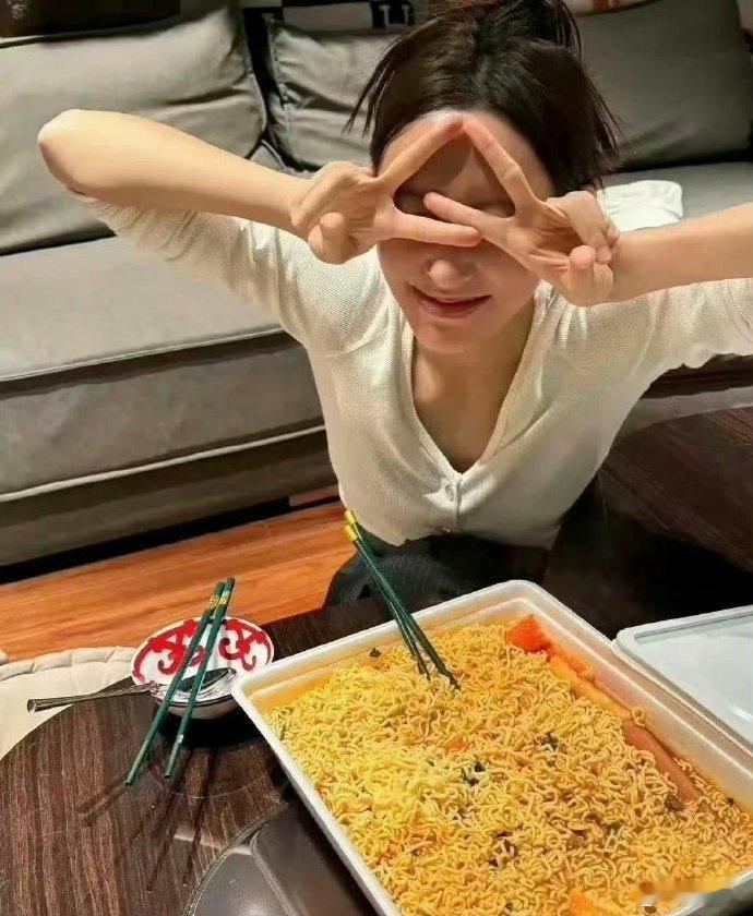 程潇可以吃这么多泡面，不需要身材管理了吗 ​ ​​​
