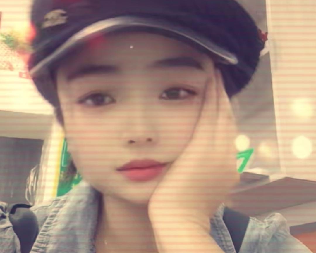 日常碎片乱如麻
随时随地会爆发
狂点外卖乱购物
手机全是大帅哥
擦边美女屁股纽