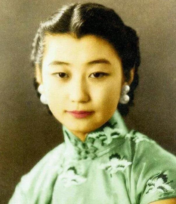 唐怡莹的一生充满了争议和冲突，像是注定与复杂的历史背景交织在一起。

她出生在贵