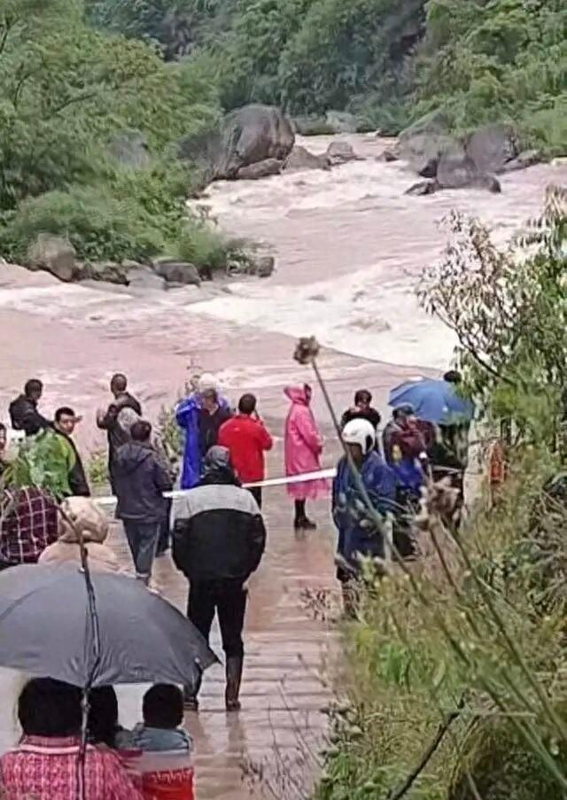 明明岸边站满了扯着嗓子拼命阻拦的乡亲，一辆载着三条人命的电动三轮车，却偏要一脚油