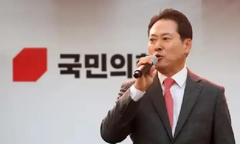 果不其然。
 
韩国国民力量党党首张东赫突然宣布了，就“12·3戒严”一周年向公