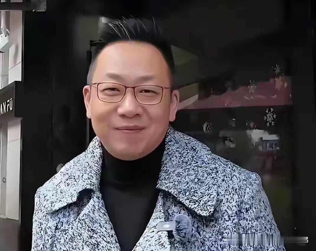 记得早些年的时候挺爱看他在中央电视台《正大综艺》主持的栏目，口齿伶俐，风度翩翩，