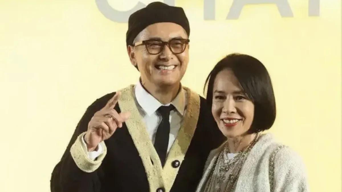 周润发携爱妻共襄盛举，携手亮相某活动现场，两人默契十足，笑容可掬，尽显恩爱甜蜜之