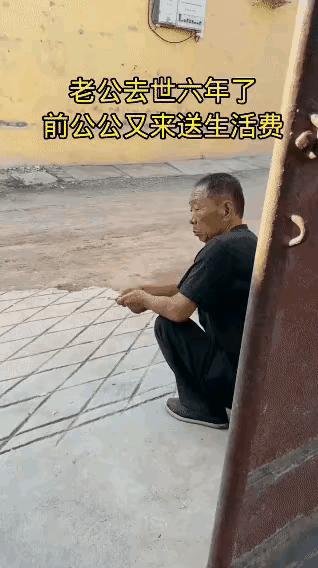 看哭了！老人儿子已经去世6年多，儿媳也带着孙子改嫁，家里就剩老人，老人每次挣钱，