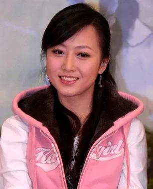 一直觉得潘长江之女潘阳有点白冰的影子，很女人很美。如今42岁的她样貌和之前不一样