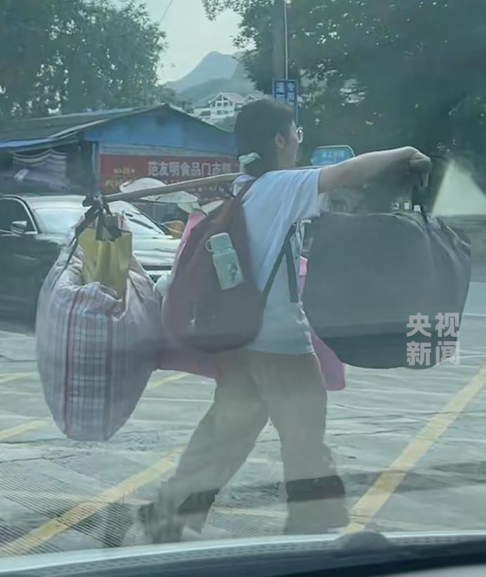 扁担女孩走红，却拒绝注册账号，这真的是能做到不被流量所诱惑。
 
在这个世界上，