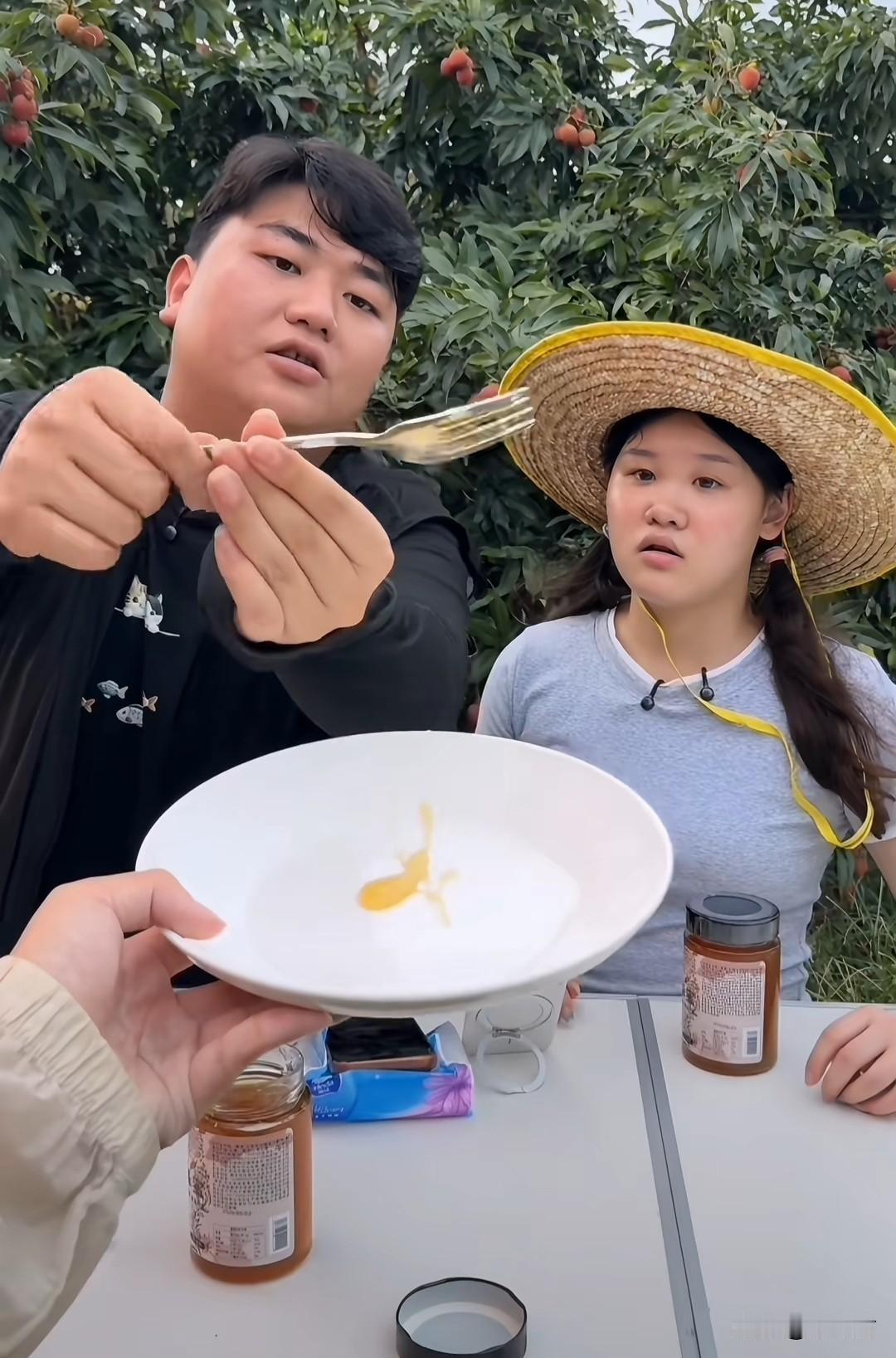 跳水世界冠军张家齐近期来到湛江，与全红婵的哥哥全进华一同直播售卖农产品。网友们起
