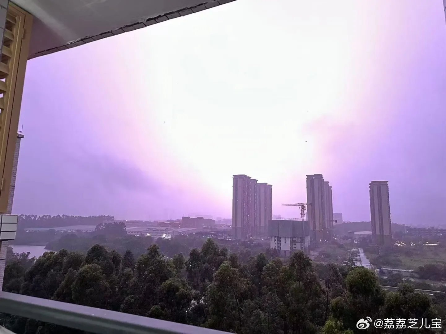 广州花都我已经很久没听到那么吓人的雷声了！早上起来的时候，大阳台一整个不能看，两