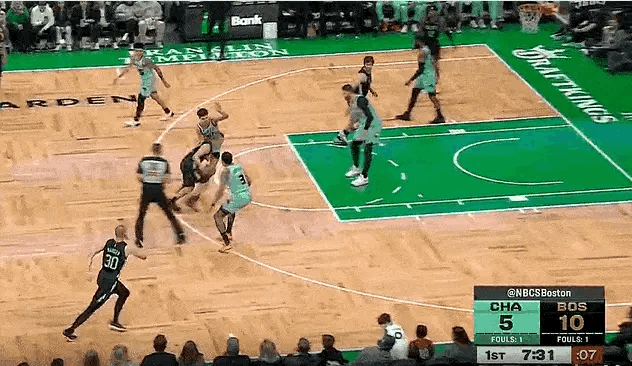 04月14日，在今日的NBA常规赛里，凯尔特人与黄蜂的比赛正在进行当中。
在第一