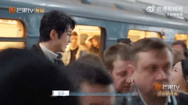 孙丞潇找不到金莎哭了地铁上找不到金莎，孙丞潇孤零零的模样都快委屈哭了。结果刚看到