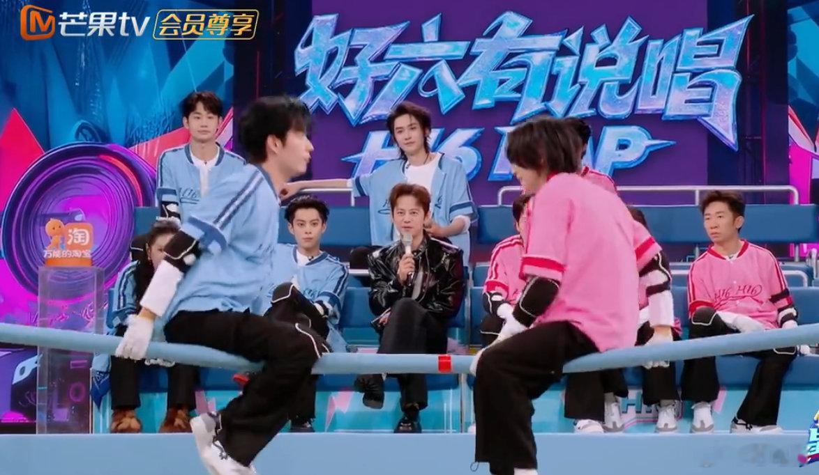 张颜齐就不应该心疼老己麦克风抢夺战太刺激了！张颜齐和小鬼杀得难解难分，颜齐突然心