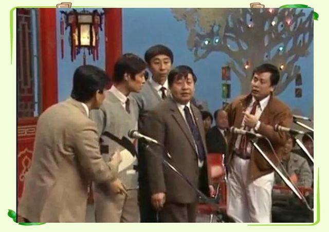 今年央视春晚不见相声的身影，这可是春晚举办43年以来头一回没有相声节目。
相声曾