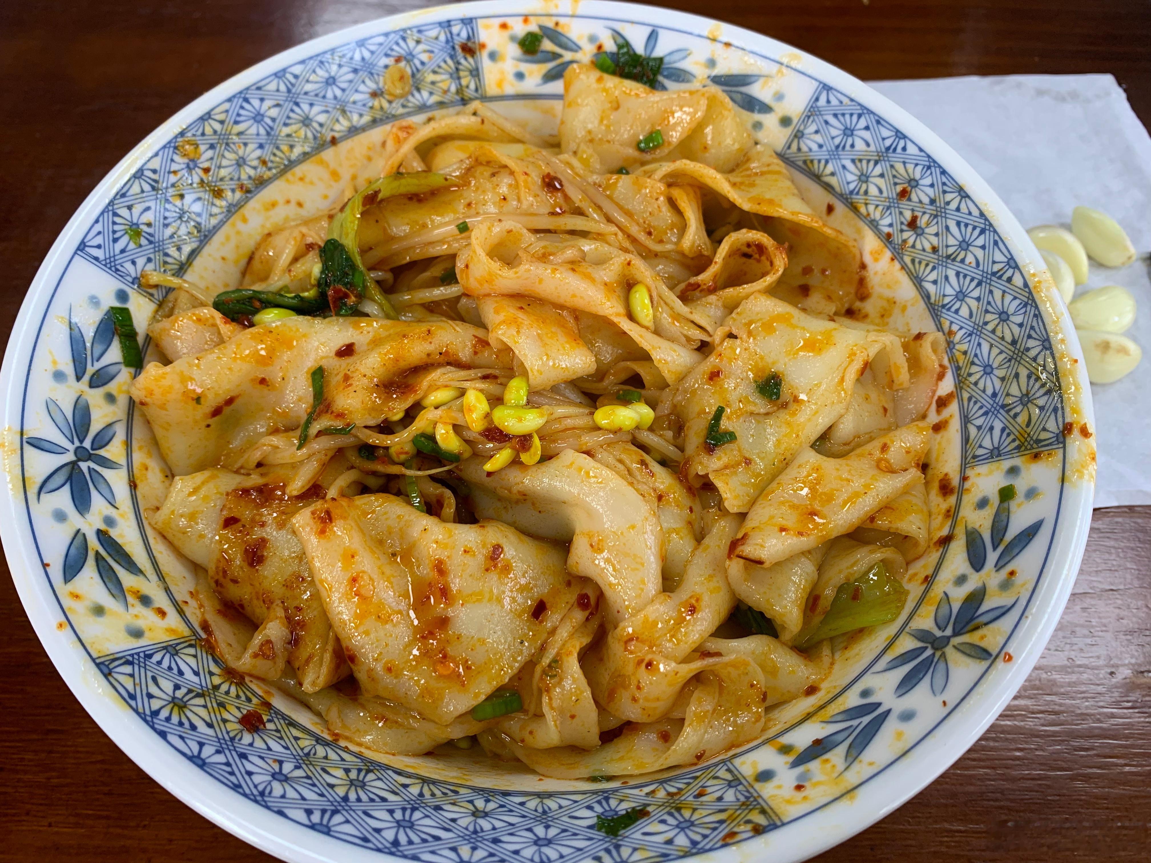 油泼面，youpomian (oil poured noodles) 