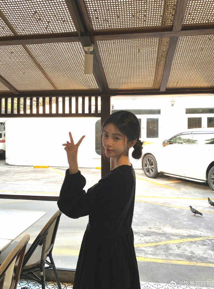 鞠婧祎今日营业 