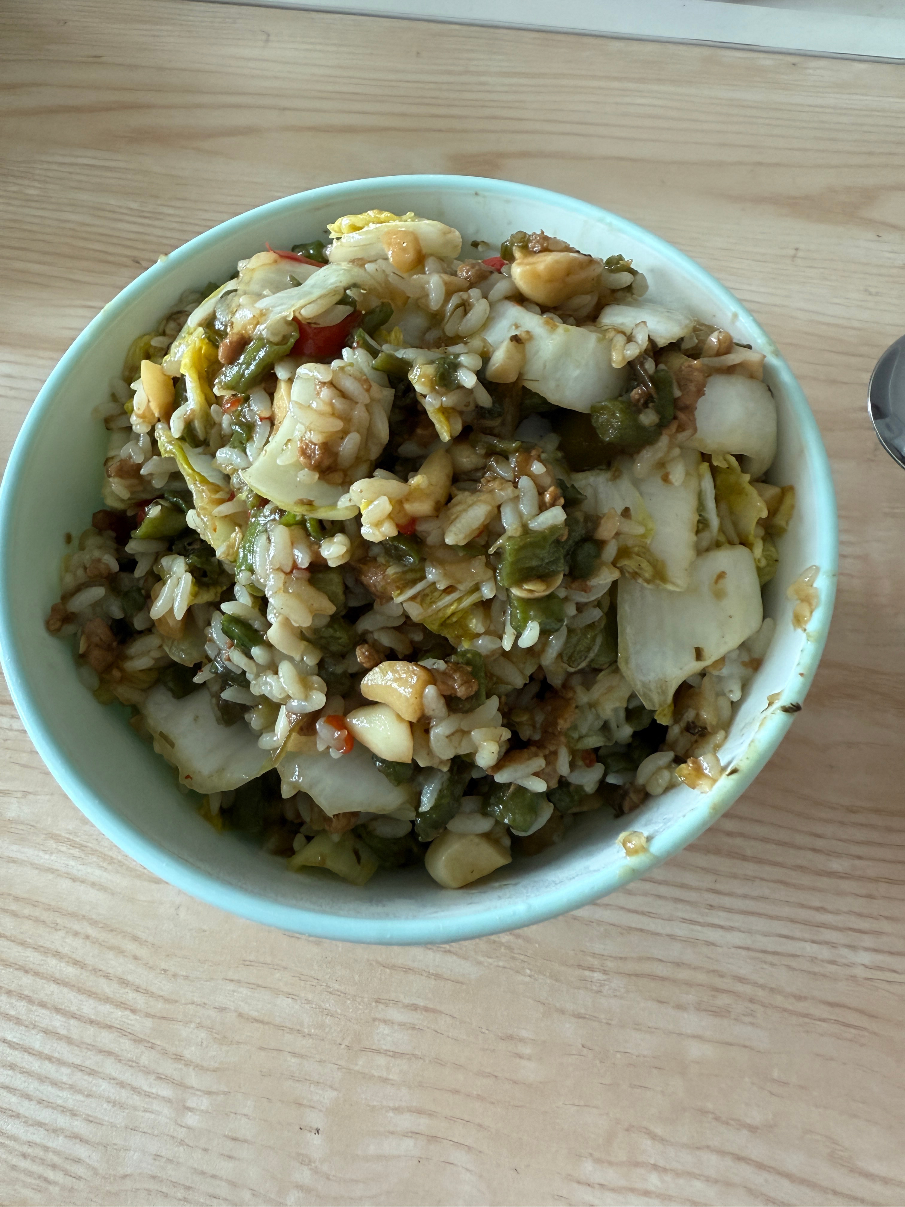 卷师傅炒饭里面是肉末豆角➕茄子➕娃娃菜一如既往的发挥正常…今天小卷长胖了吗