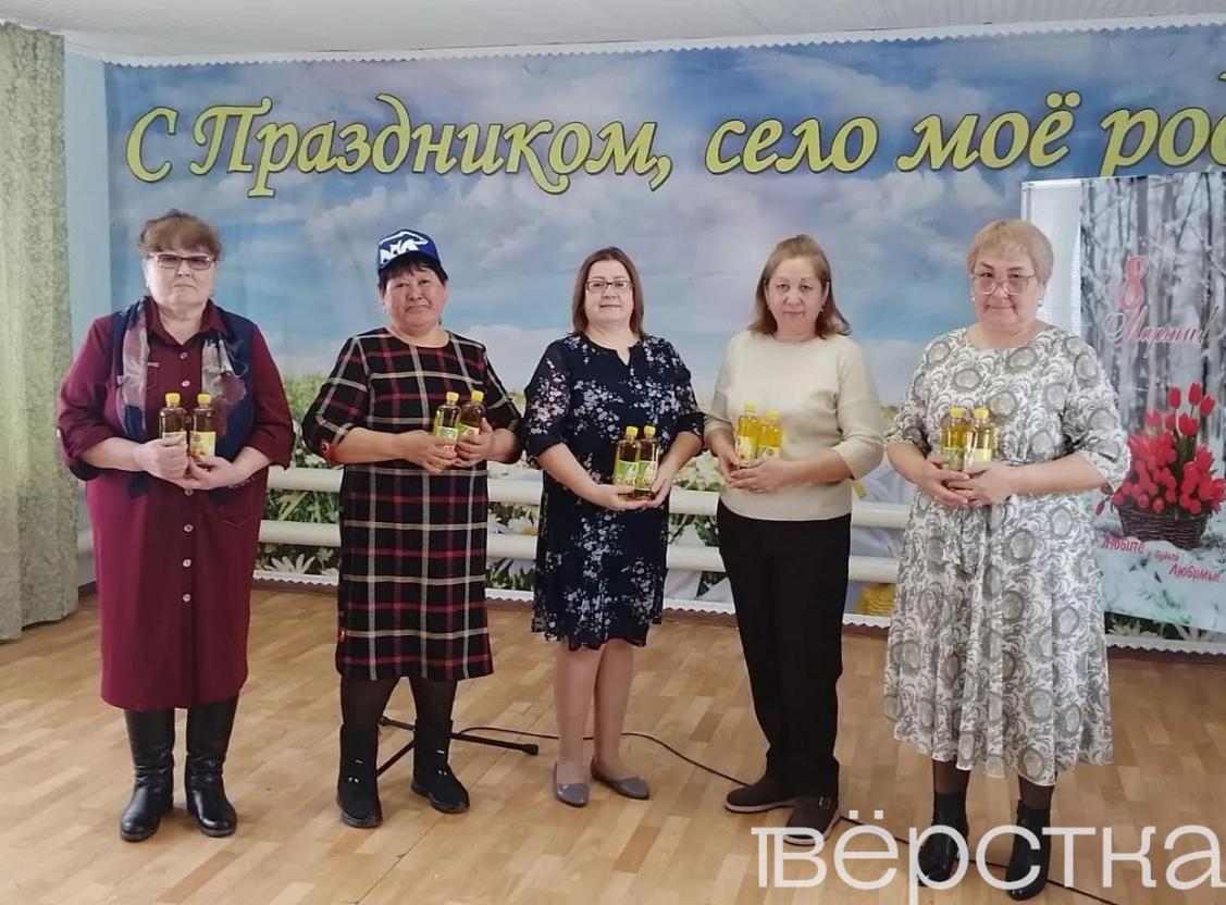 【统一俄罗斯党向妇女们赠送面包和罐头食品以示祝贺】在俄罗斯多个地区，执政党统一俄