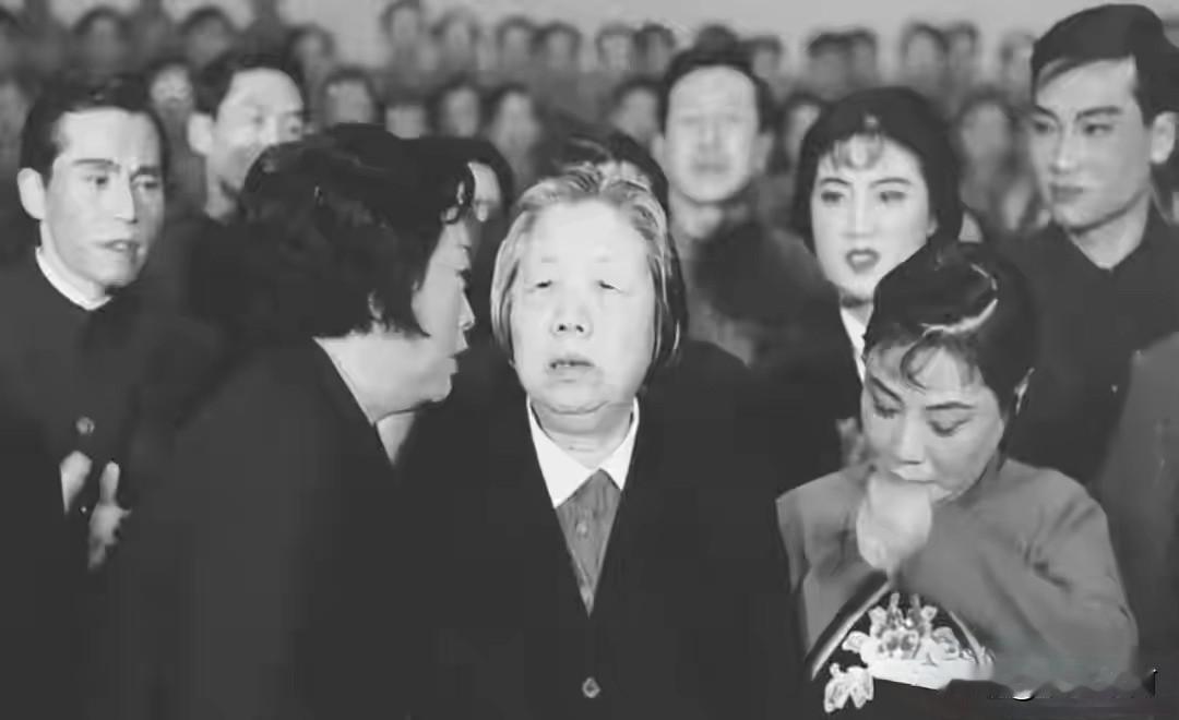 🍁泪流满面的郭兰英
1977年寒冬，纪念周总理逝世一周年晚会上，歌唱家王昆、与