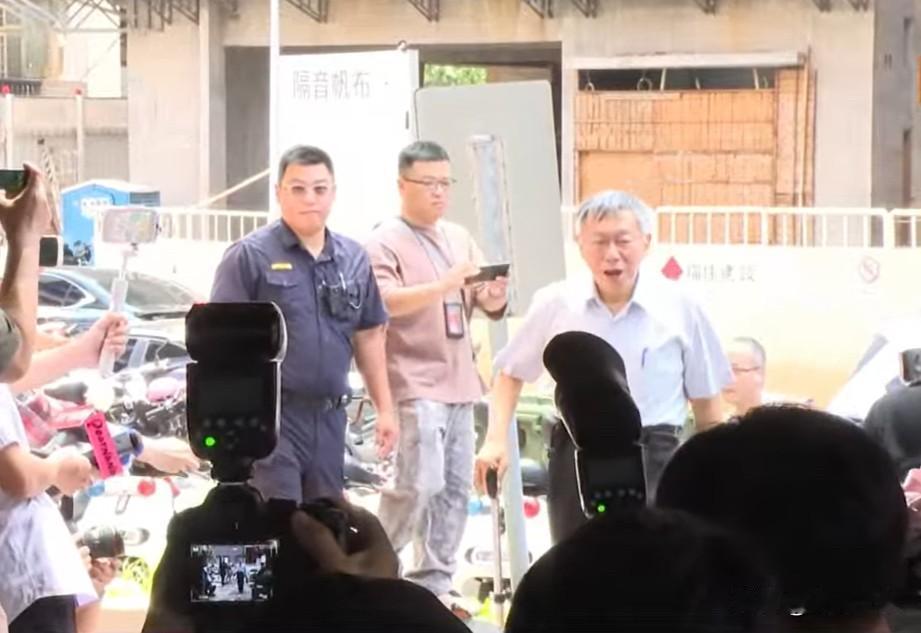 柯文哲电子监控“脚环改手环” 拄拐杖到派出所

柯文哲因京华城案一审判刑17年，