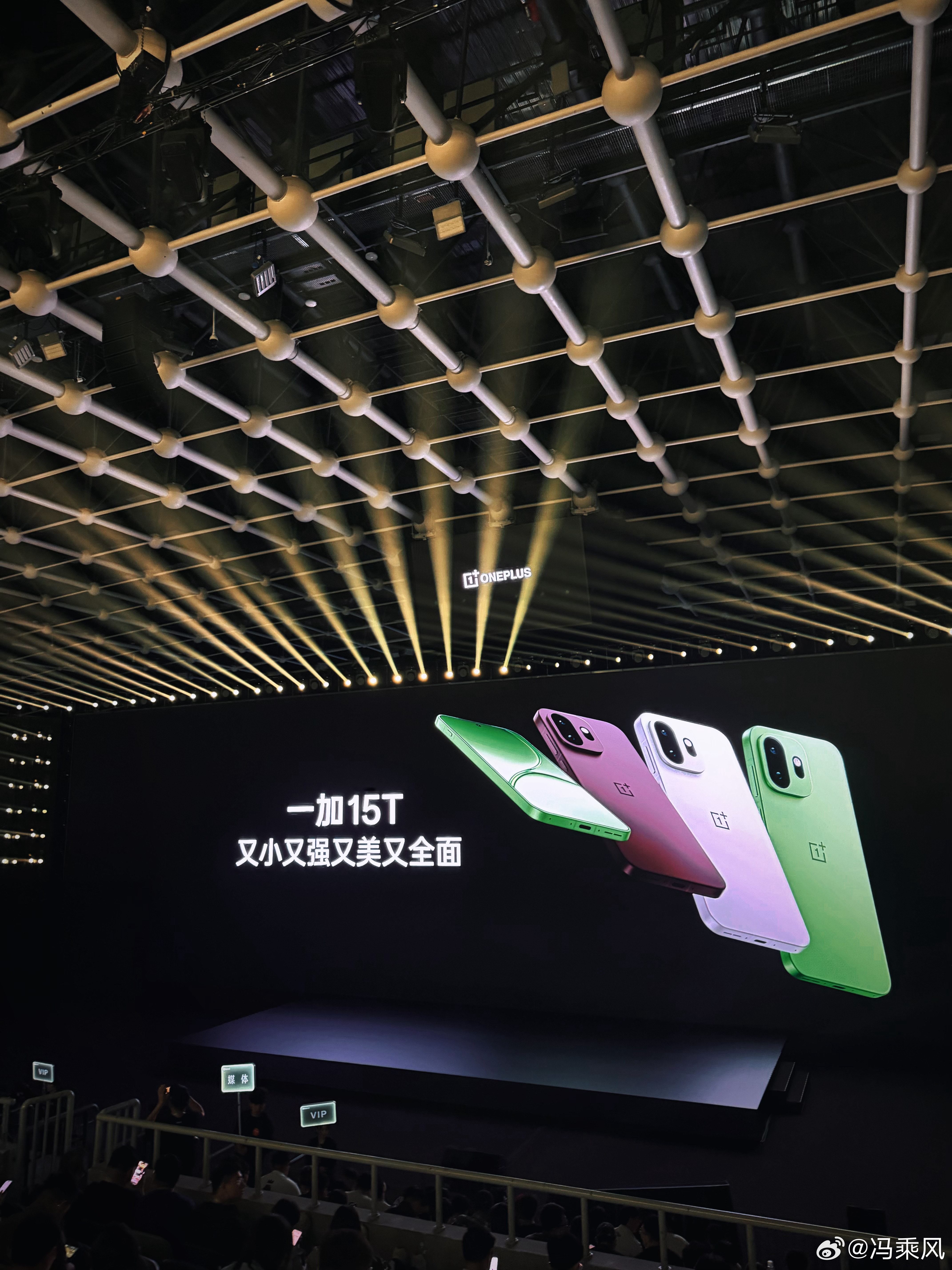 来看小屏旗舰一加15T新品发布 ，门口摆了一辆贼帅的MINI JCW，双王登场，