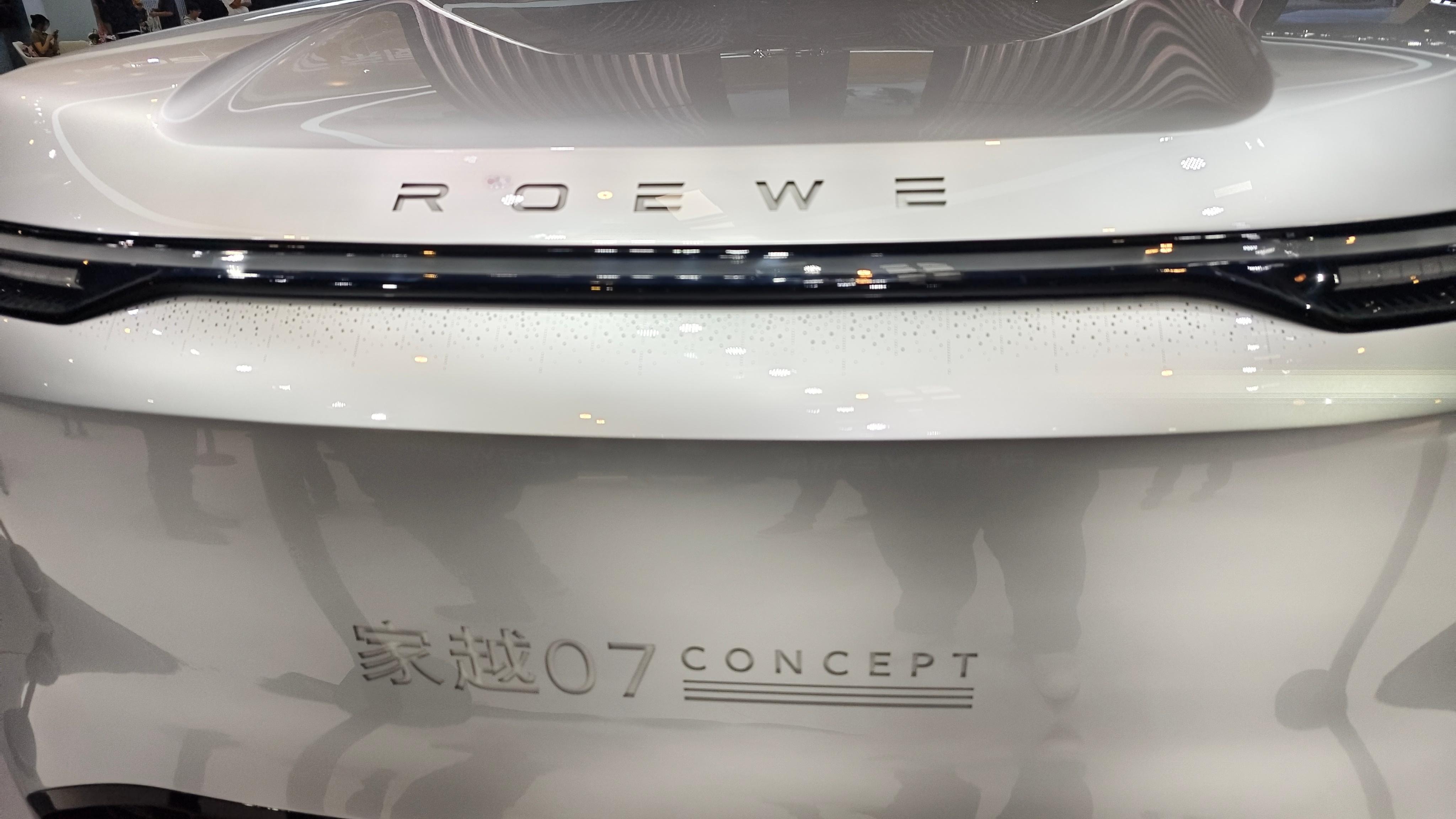 荣威家越07原来这么大，前两天发布会远看还没觉出来，今天在展台上，视觉冲击力拉满