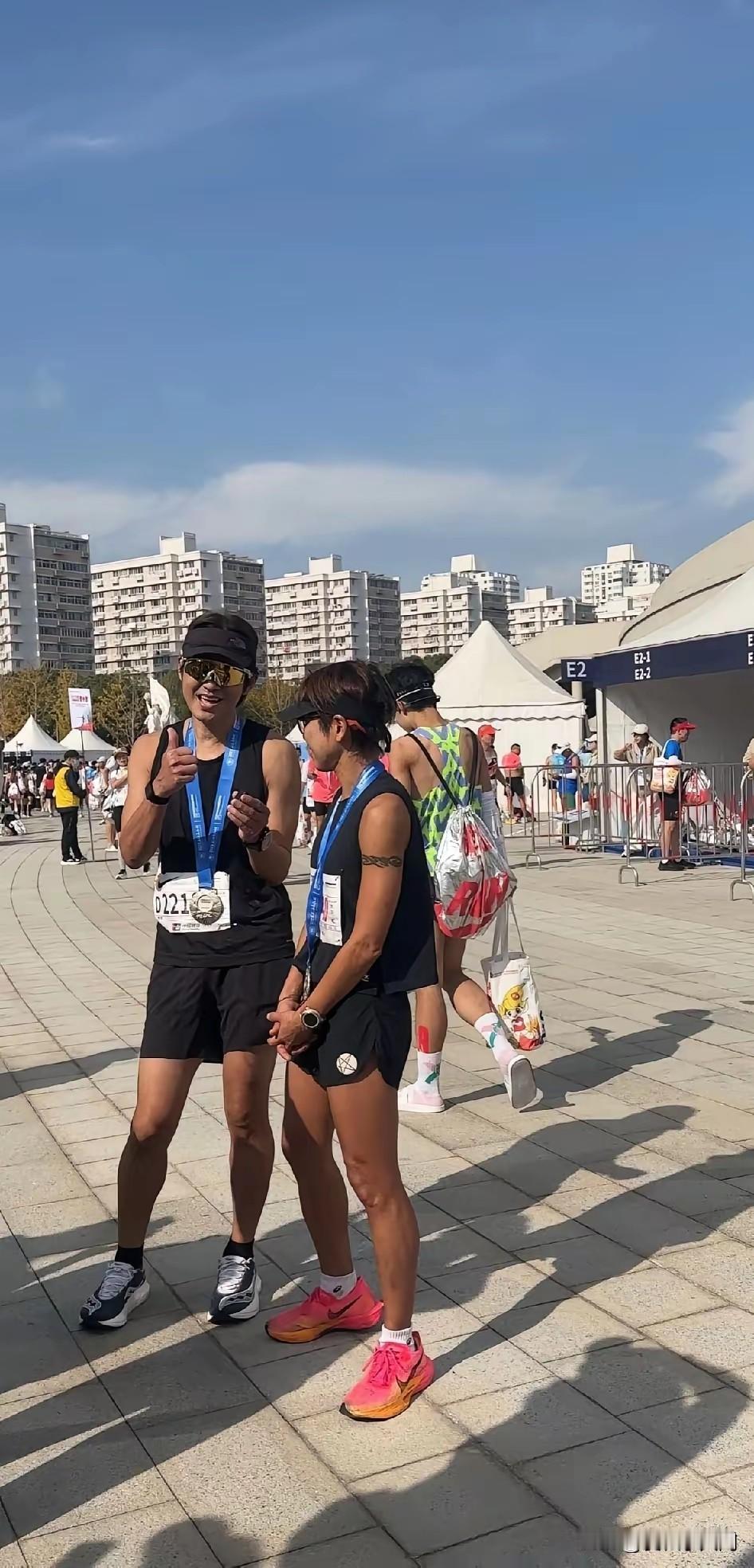 哈哈，我偶像钟汉良承包了我今天的笑点。

上海某自媒体人写道：两兄妹跑马拉松，妹