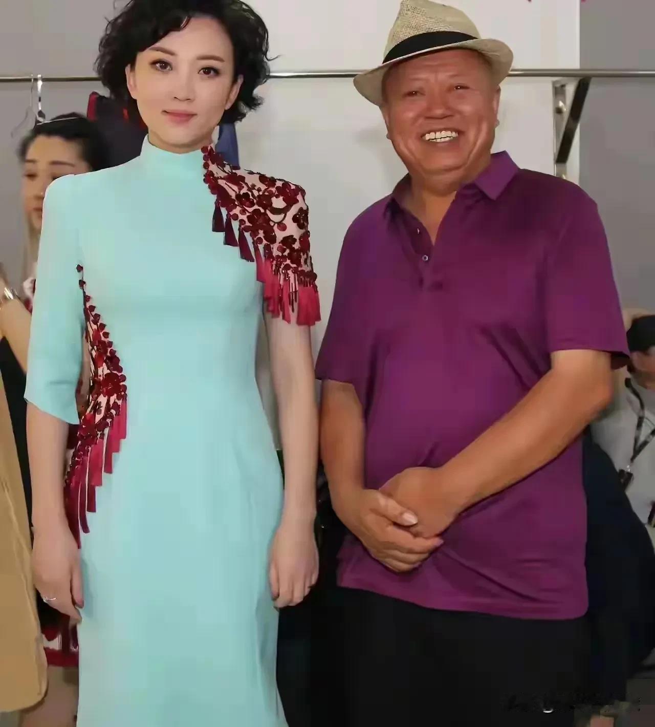 照片中这个女人真漂亮，一身很有特色的旗袍穿在身上，凸显出她玲珑有致的身材，令人印