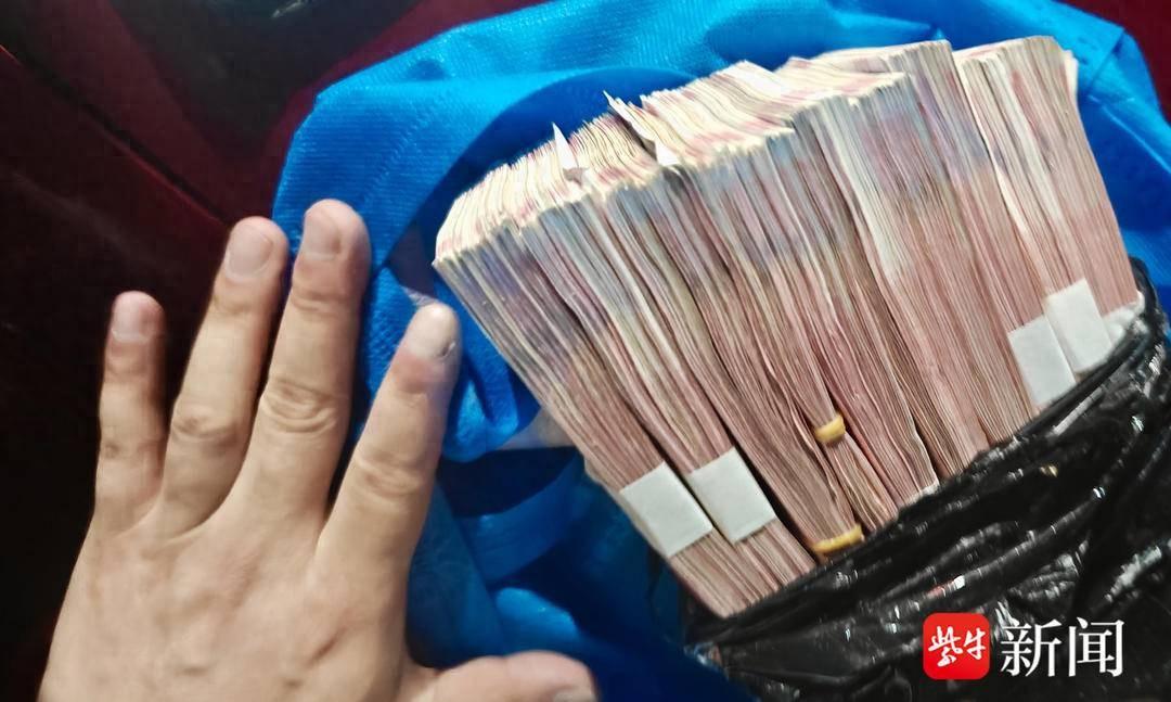 扬州，一女子拿95000元现金，打算交给“理财大师”，多亏她丈夫提前报警求助，才
