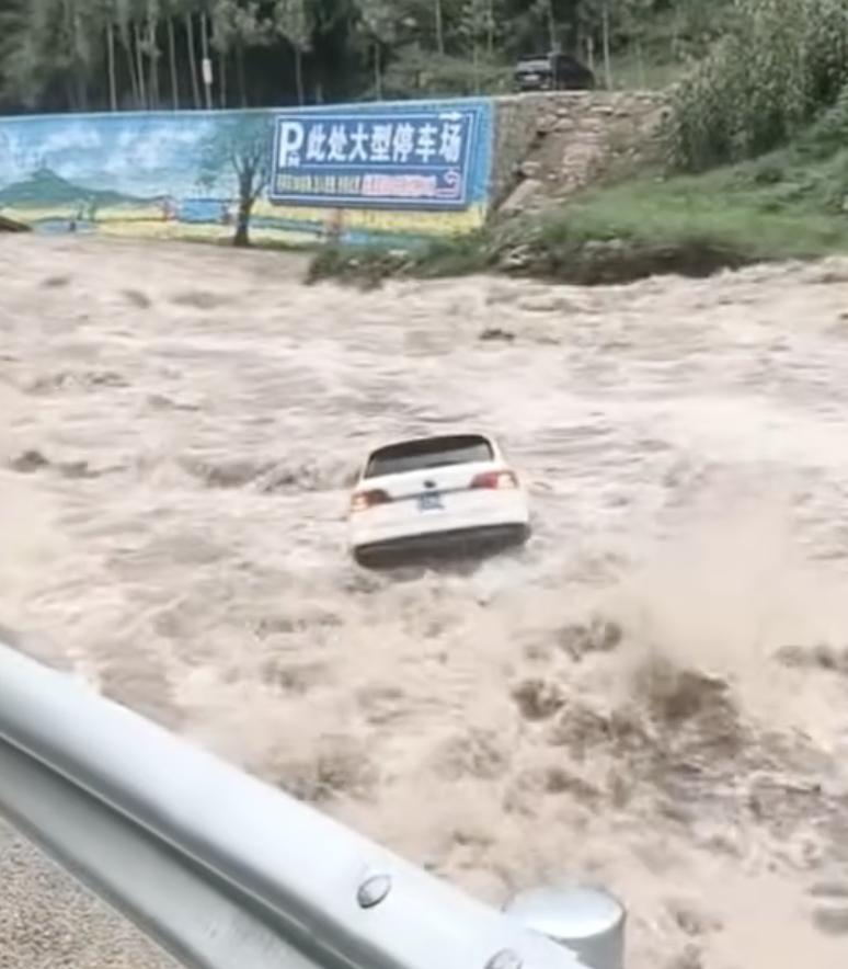 8月2日，多位网友实拍视频爆料，河南平顶山鲁山县尧山景区遭遇突发恶劣天气，短时强