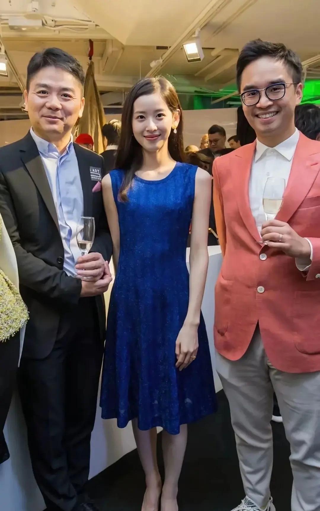 刘强东夫妇我认识，非常幸福的模范夫妻，旁边男士是谁，也很有气质