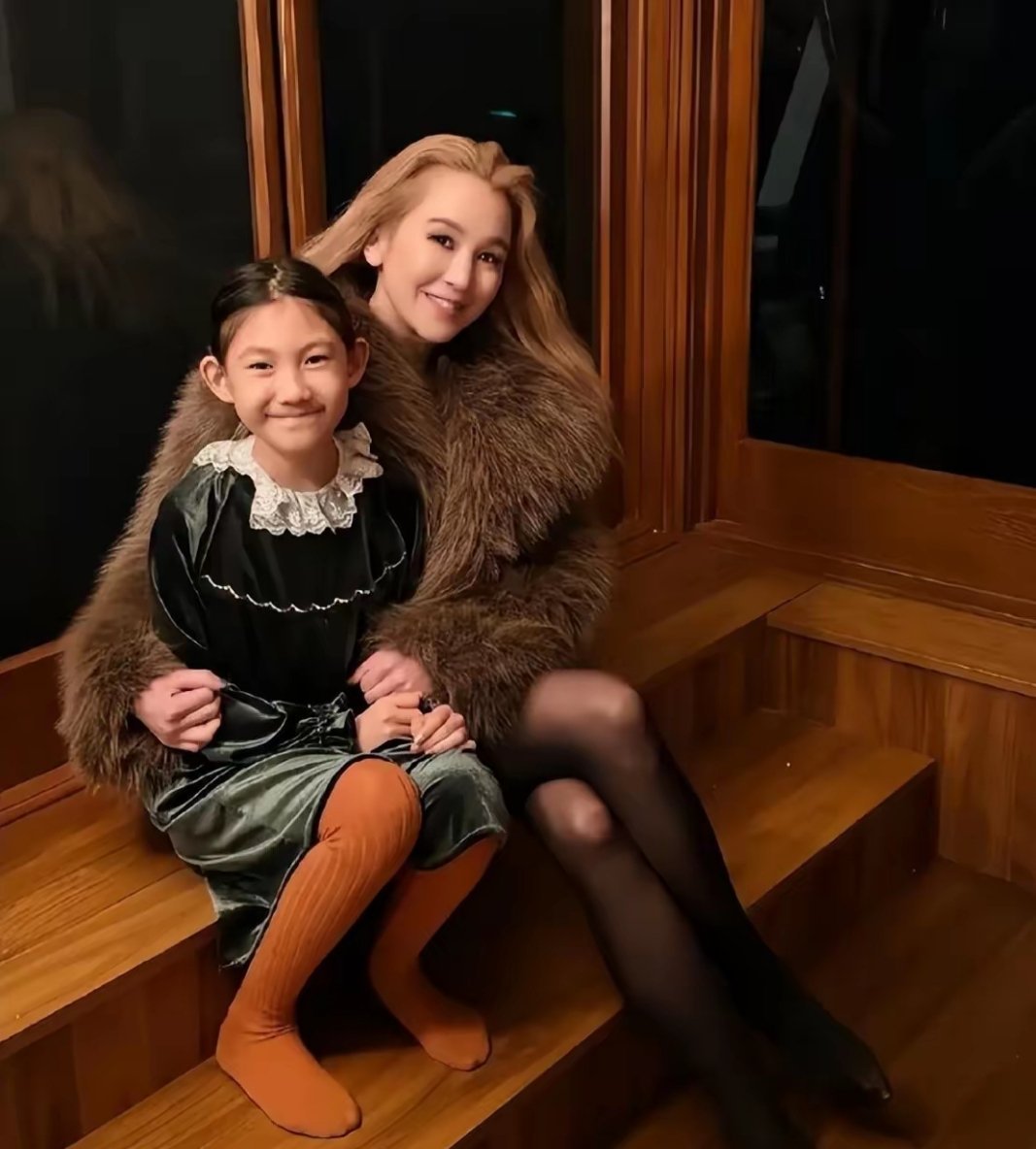 陈冠希女儿和姑姑同框，姑姑气质太绝了，他家基因颜值真的全员在线。 