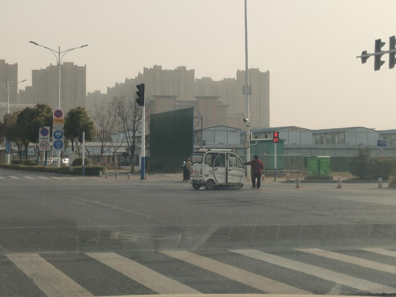 说个普通老百姓的话题：你们身边的“老头乐”多不多？
这些老头乐是属于遵守交通规则