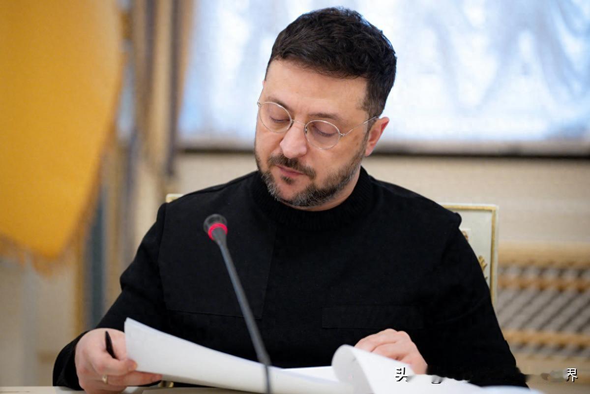 目前乌克兰境内支持率比泽连斯基高的人至少有两个。第一个就是乌克兰人心心念念的扎卢