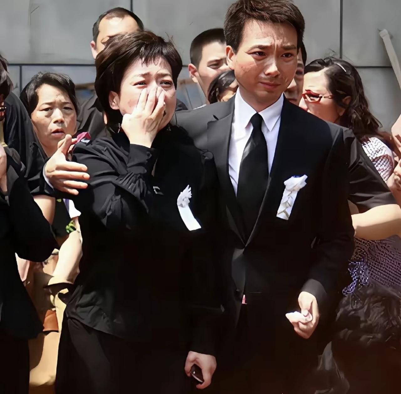 这张照片实拍于2009年6月11日北京八宝山，是罗京的遗体告别仪式现场。当年48