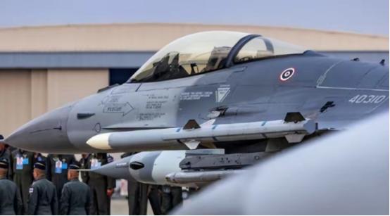 啪啪猛打，洪森这下要颜面扫地了！柬埔寨火箭炮刚开火，泰国F-16战机就开始发射精