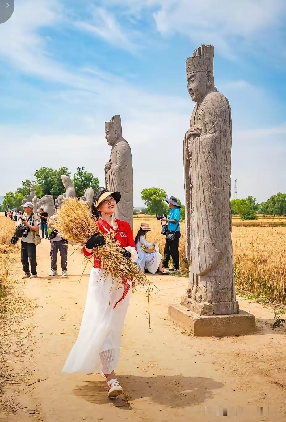 埃及人差点把金字塔给修了。就胡夫他儿子的那个。官方说要搞个世纪工程把外层掉下来的