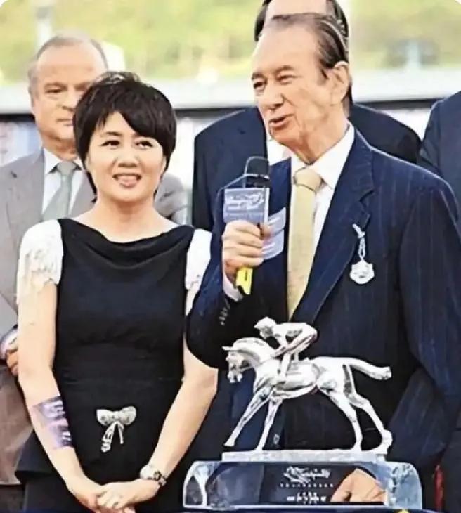 遇到赌王的梁安琪，改写了自己的人生。
她说：没有何先生，我就不会像今天；他除了是