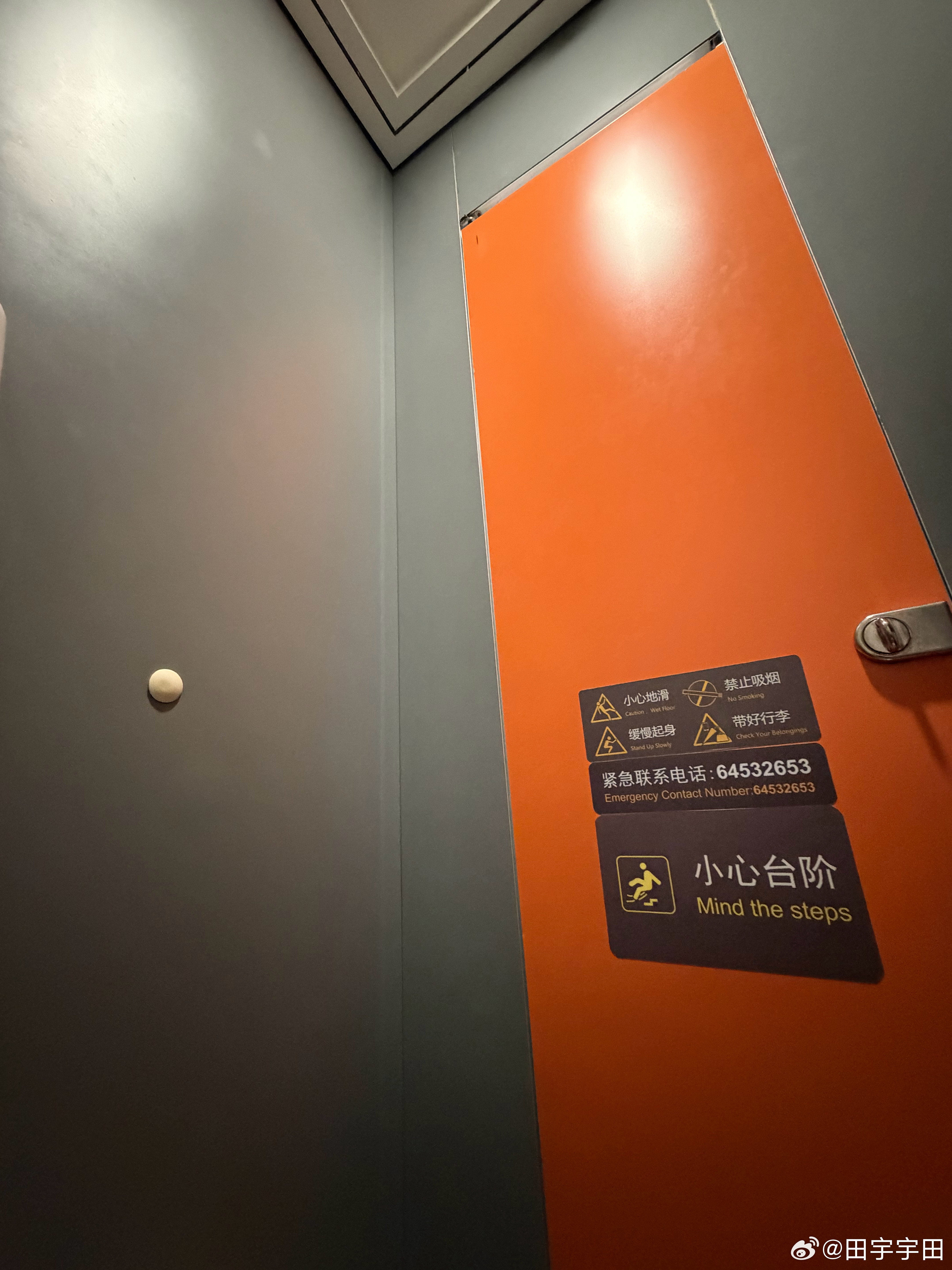 我不抽烟也不讨厌抽烟但是非常讨厌在公共卫生间抽烟的人也许对于抽烟者本人，蹲坑+抽