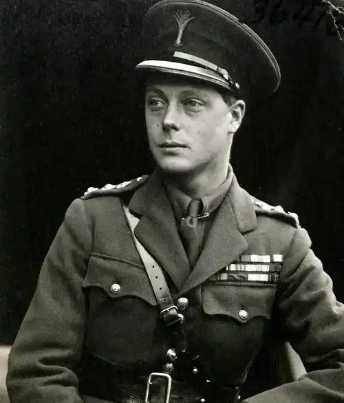 1936年初，英国国王乔治五世病逝，长子爱德华八世顺利继承王位。
 
登基不久，