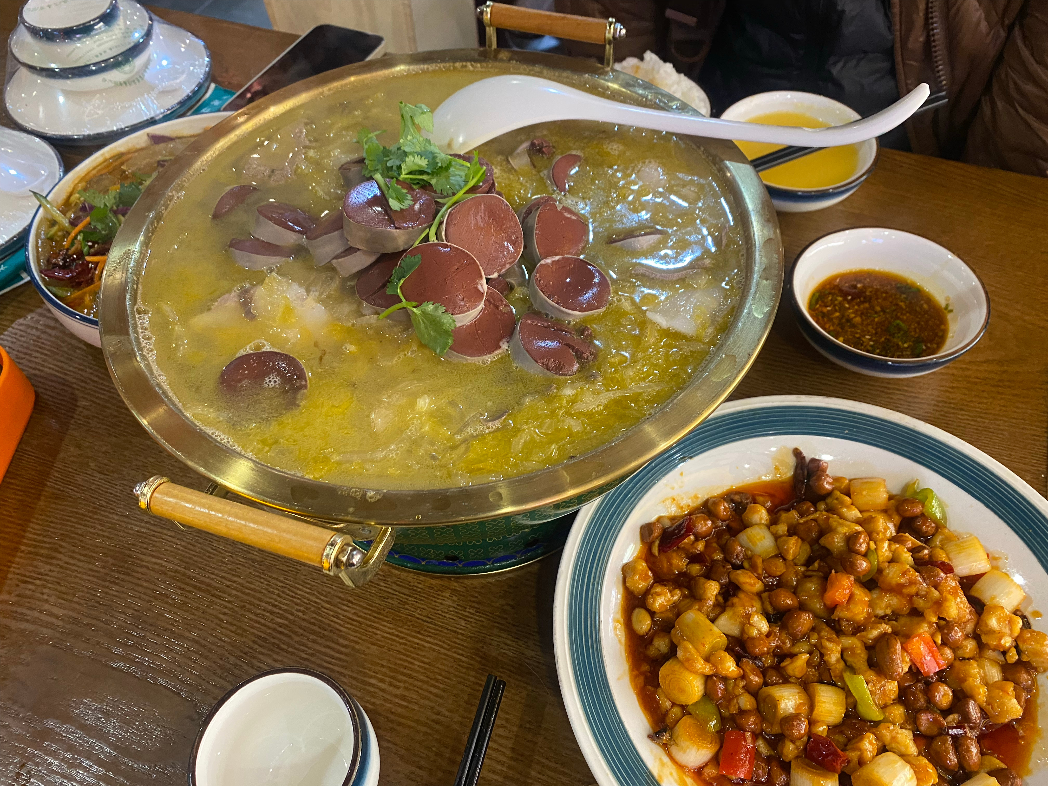 实在没忍住～下了班和闺蜜猛炫了一桌东北杀猪菜！！想问问你们的晚饭有我的丰盛没？ 