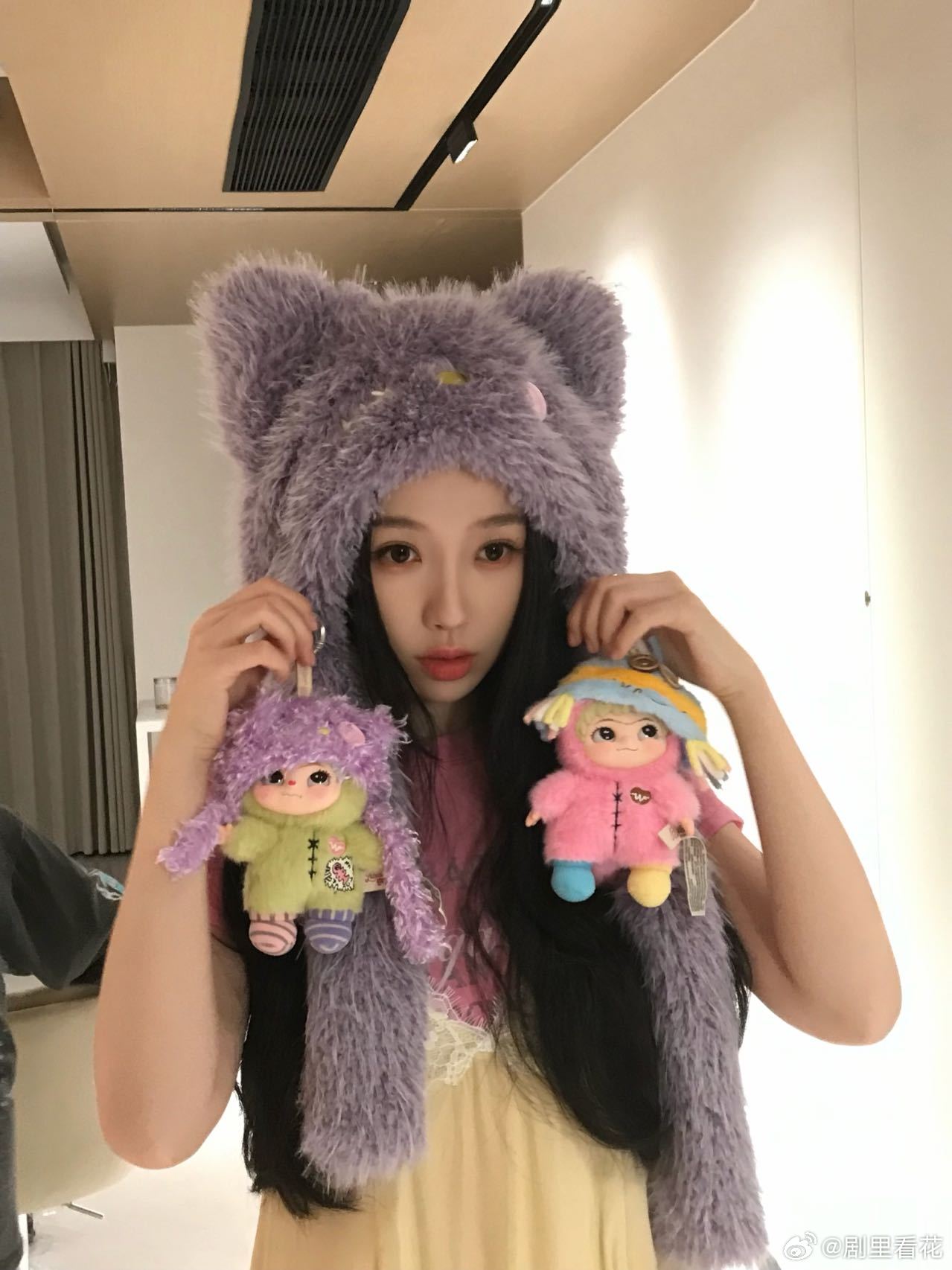 虞书欣和WAKUKU同款帽子💟虞书欣完美hold住WAKUKU同款紫帽，毛绒绒